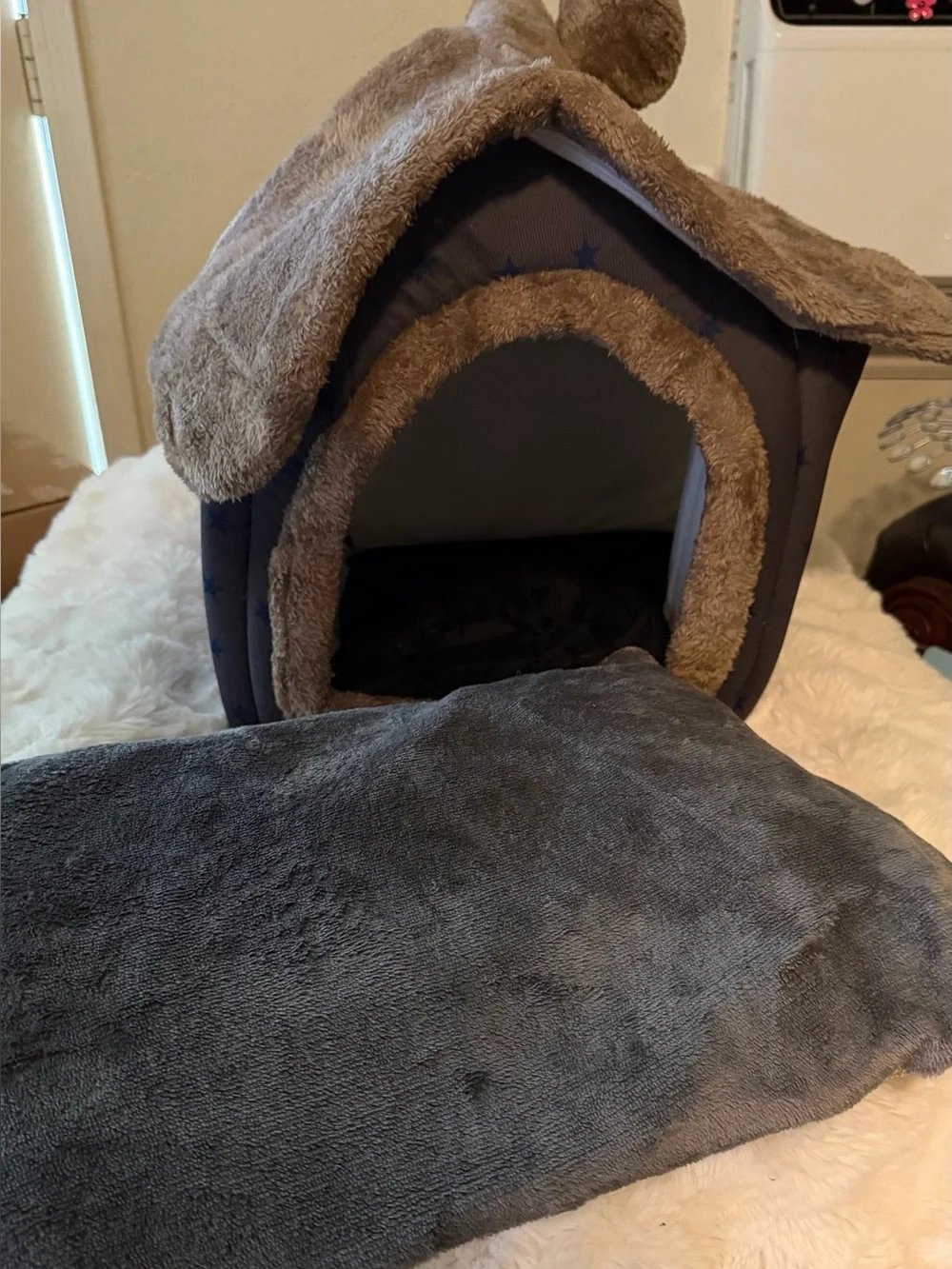 New Cozy cat Indoor Hideaway house in Brown and Gray